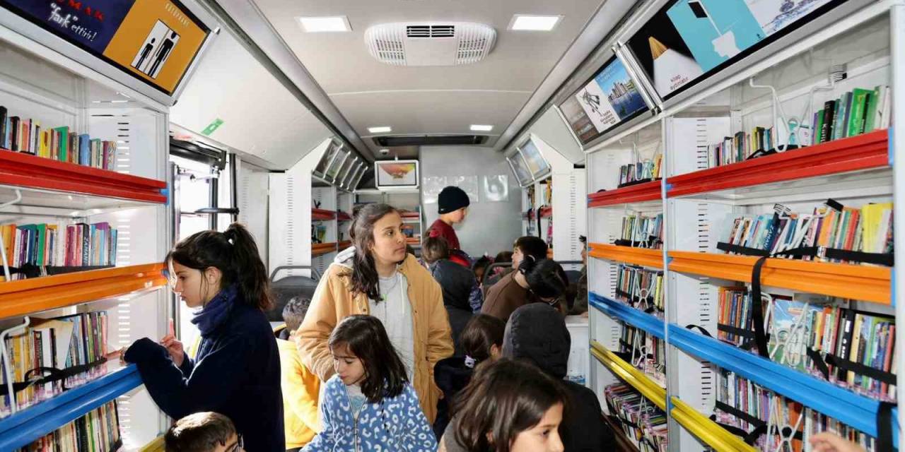 ‘gezici Kütüphane Otobüsü’ Depremzede Misafirlere Hizmetine Devam Ediyor