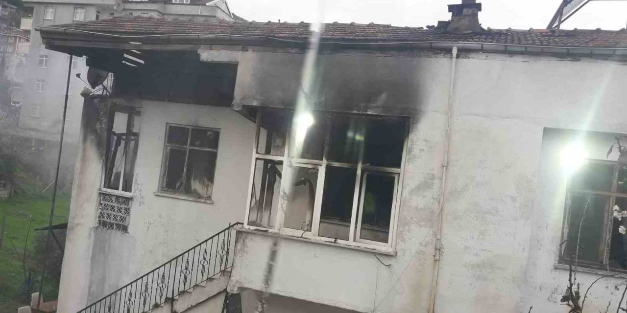 Sobayı Yakmak İçin Kullandığı Yanıcı Madde Evi Küle Çeviriyordu