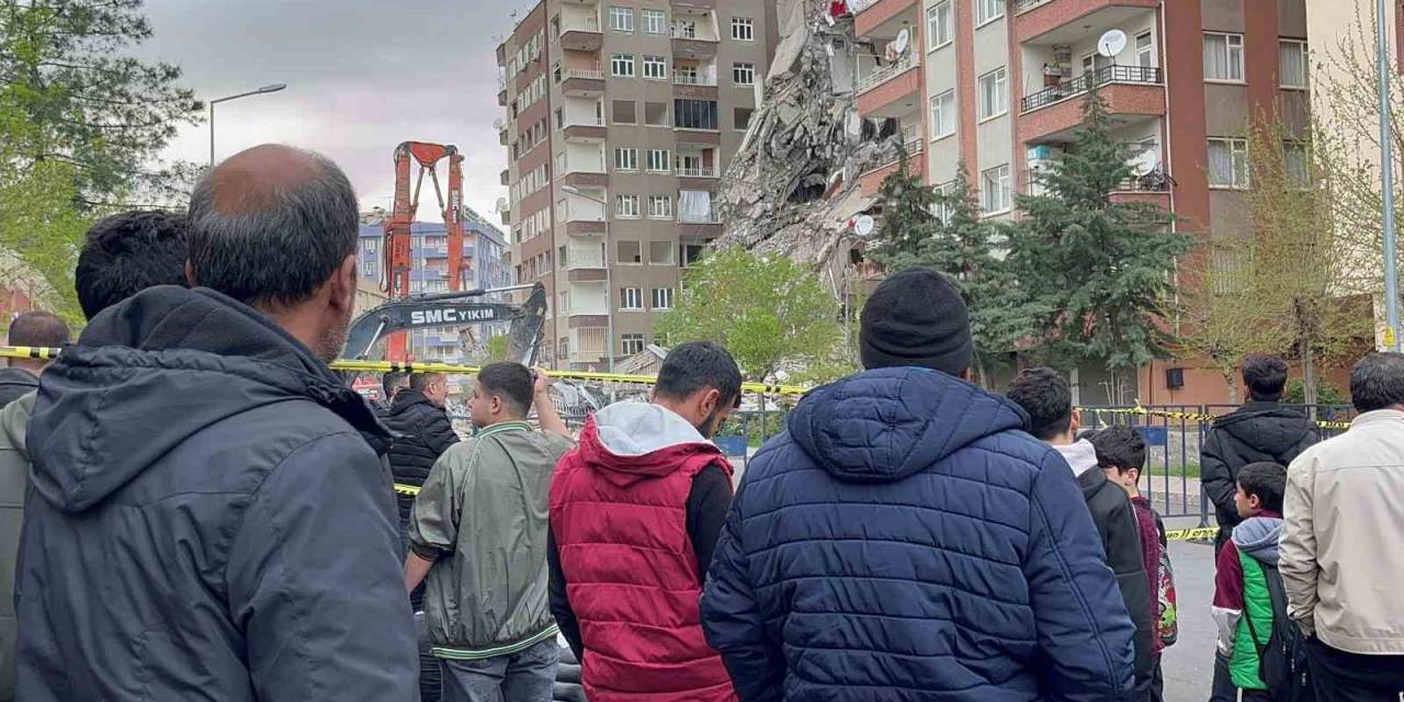 Kontrollü Bina Yıkımını Film İzler Gibi Seyrettiler