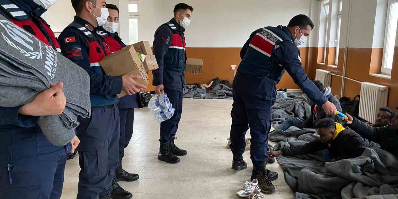 İzmir Jandarması 32 Göçmen Ve 1 İnsan Kaçakçısı Yakaladı