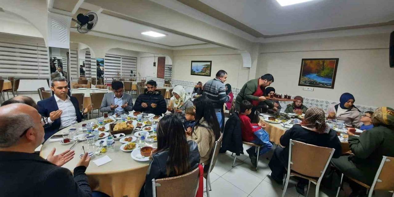Emet’te Yetimler Ve Ailelerine İftar Yemeği