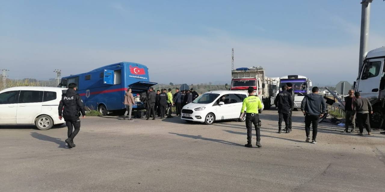 Manisa’da Cezaevi Nakil Aracı Tırla Çarpıştı: 6’sı Asker 9 Yaralı