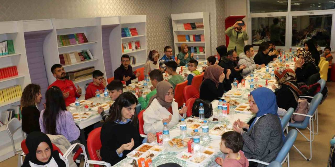 Depremzede Ve Huzurevi Sakinlerine İftar