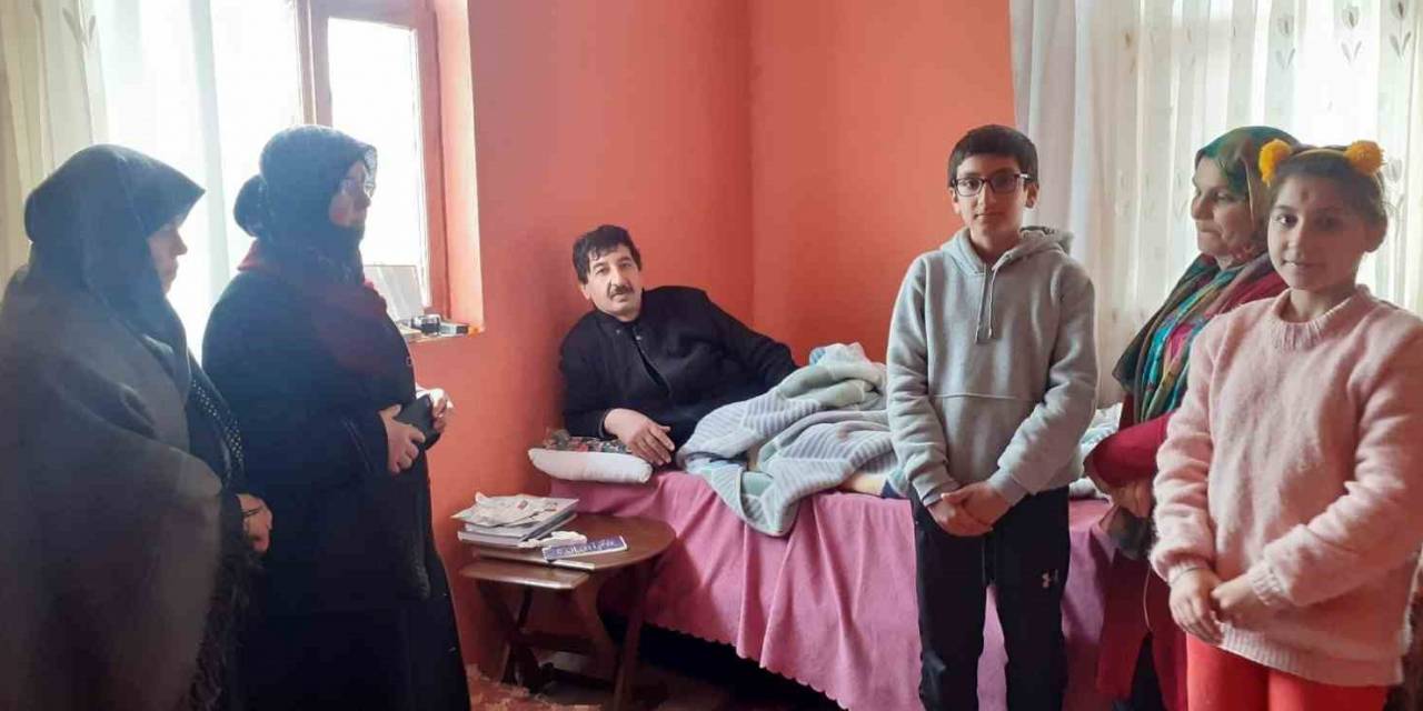 Şuhut Vakfı Ve Dosteli Derneği Üyeleri Depremzedelere Kucak Açtı