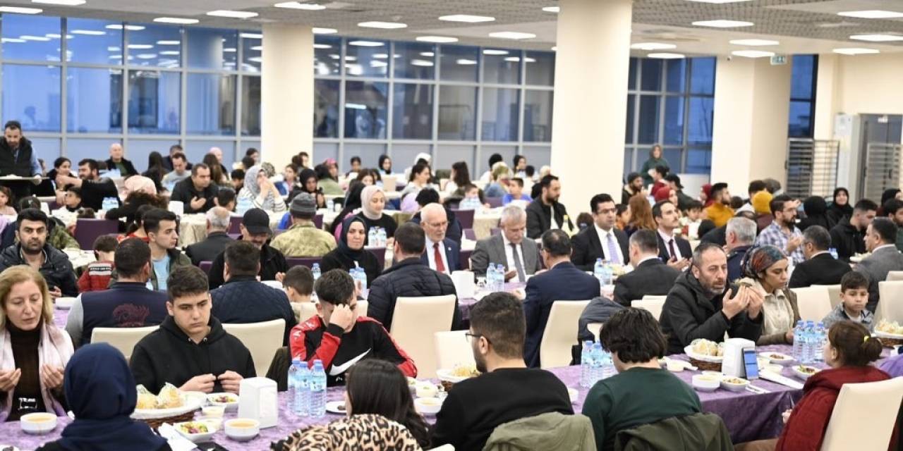 Uşak Üniversitesi Depremzede Aileleri İftarda Ağırladı