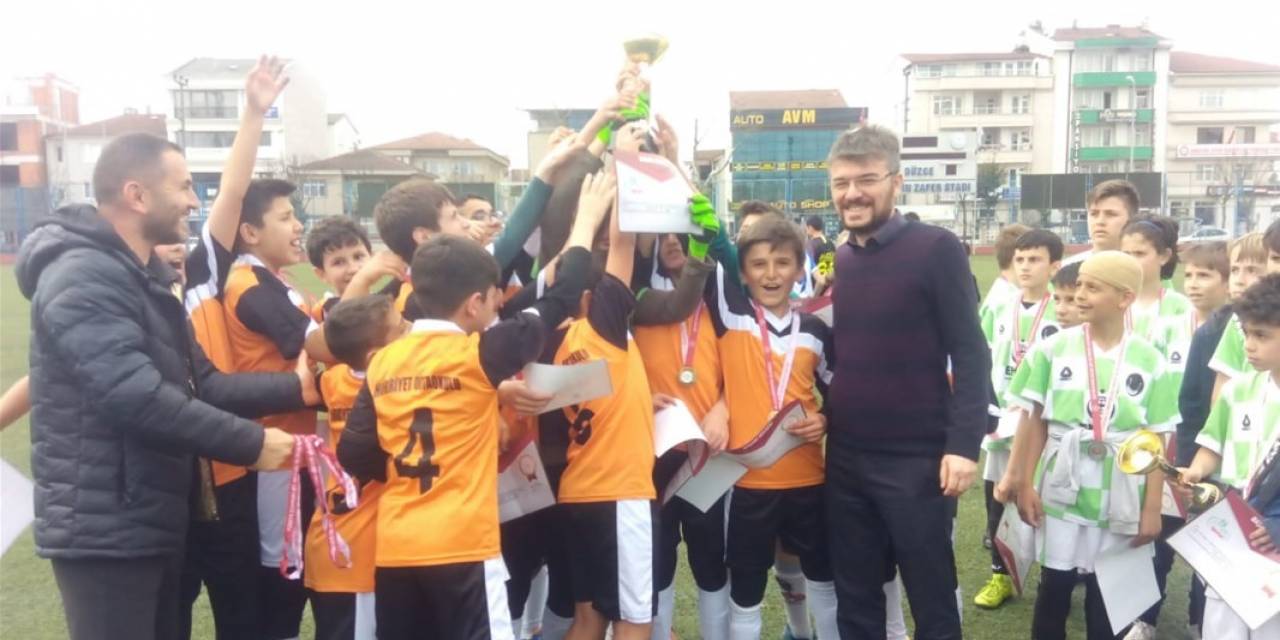 Şampiyon Hürriyet Ortaokulu Oldu