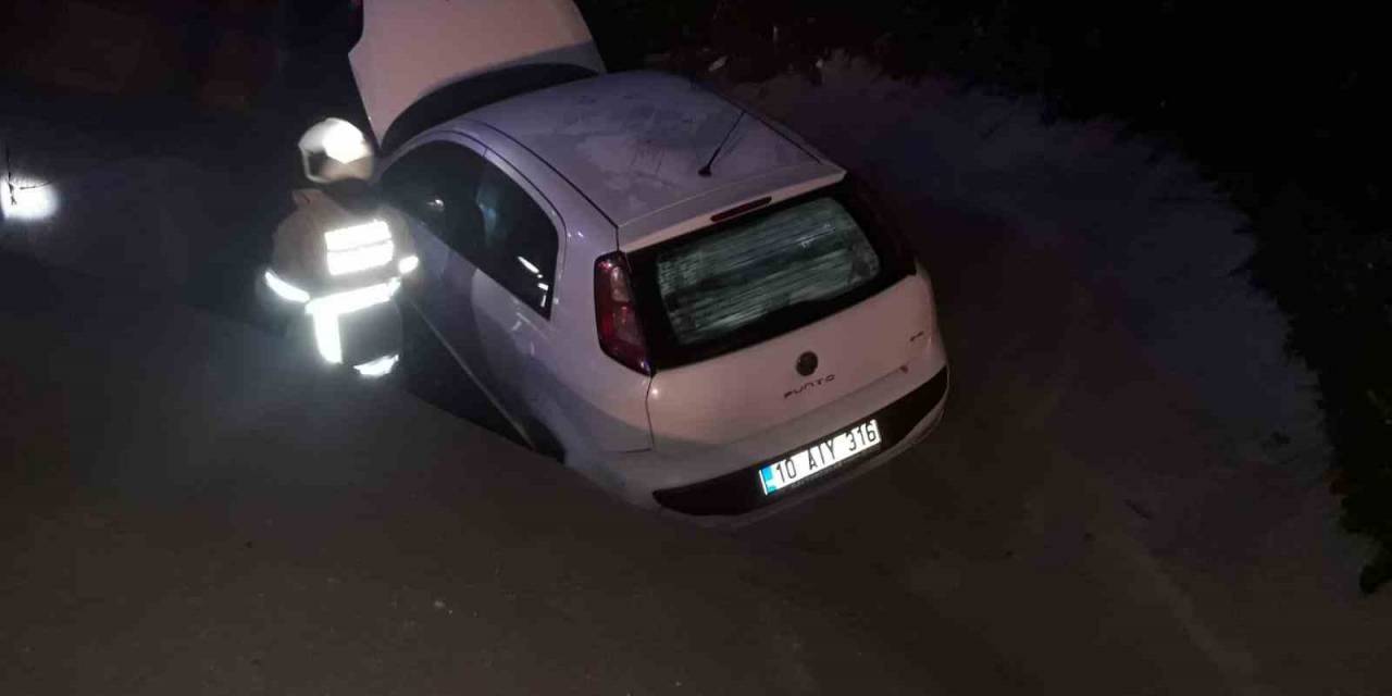 Direksiyon Hakimiyetini Kaybetti Yağmur Kanalına Düştü
