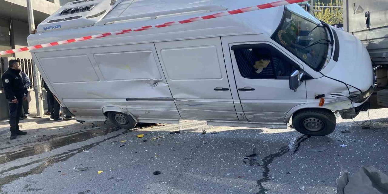 Bağcılar’da 7 Aracın Karıştığı Zincirleme Kazanın Görüntüleri Ortaya Açıktı