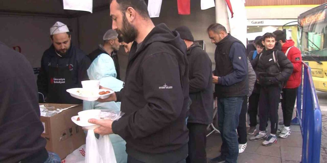 Ümraniye Belediyesi, 2 Noktada İftar Yemeği Dağıtıyor