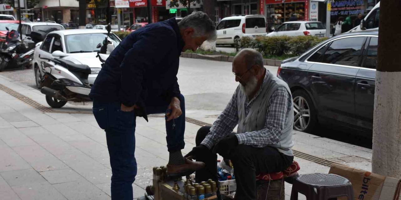 Ayakkabı Boyayarak 6 Evlat Büyütüp, İki Kez Umreye Gitti