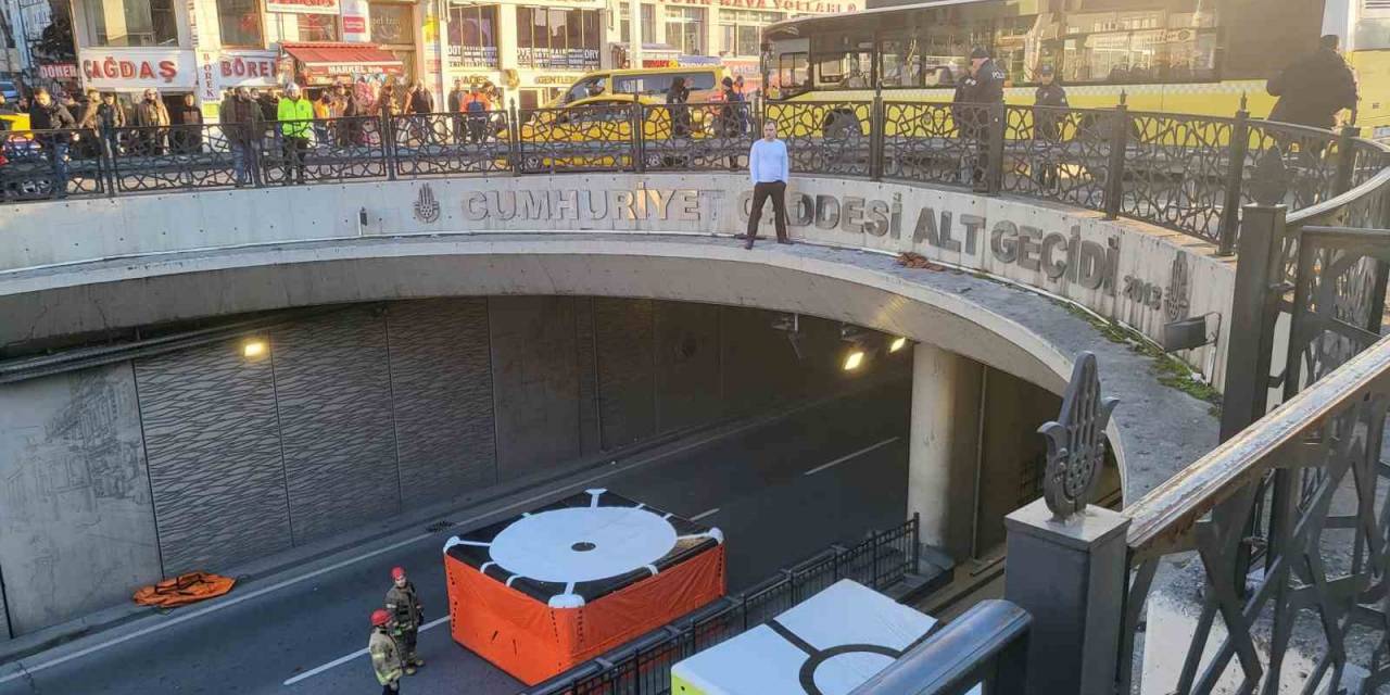 Taksim’de Ukraynalı Şahıs ’savaşa Hayır’ Diyerek İntihar Girişiminde Bulundu