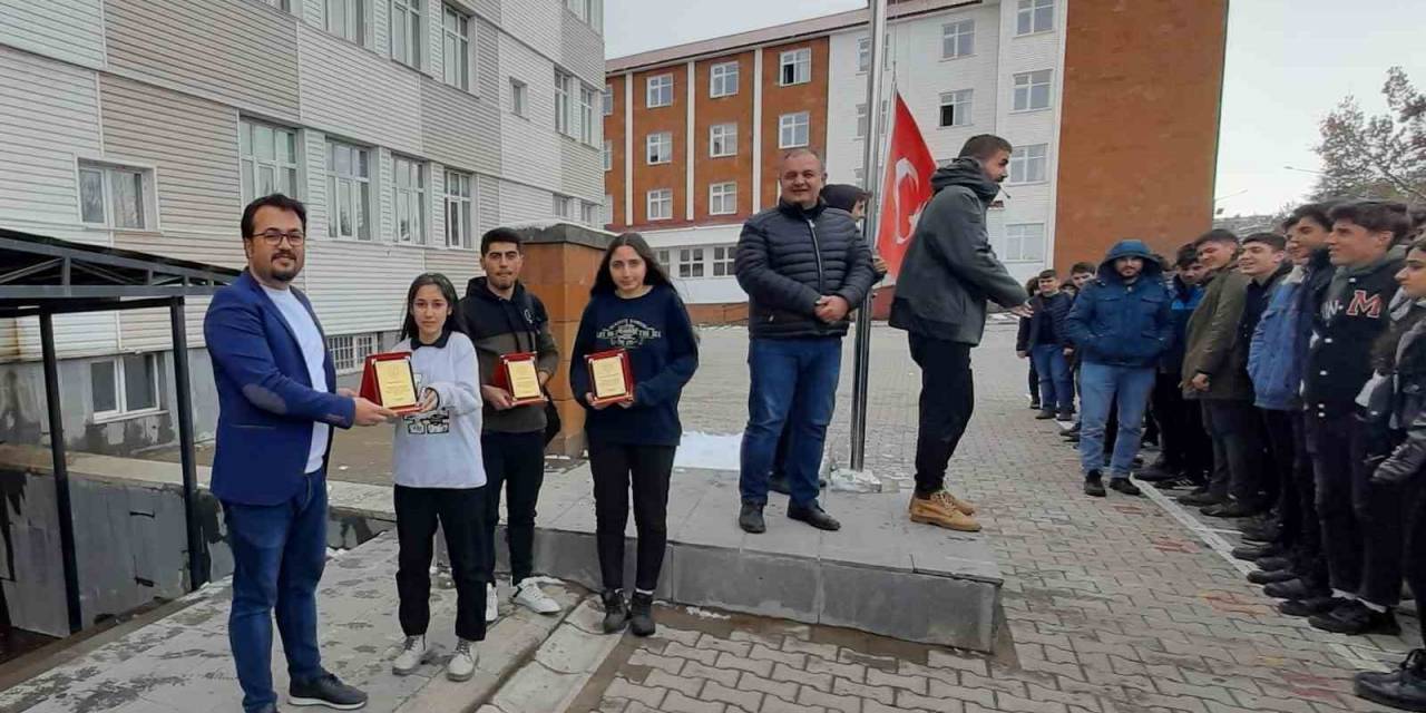 Ahlatlı Öğrencilerin Projesi Bölge Birincisi Oldu