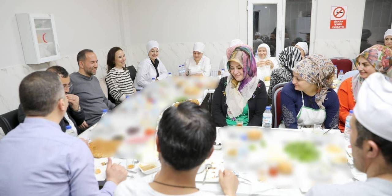 Başkan Özdemir İftarda Yetimlerle, Sahurda Çalışanlarla Buluştu