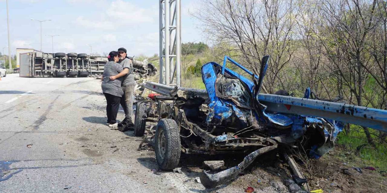 Kontrolden Çıkan Tır, Otoban Emniyet Şeridinde Park Halindeki Kamyoneti Biçti