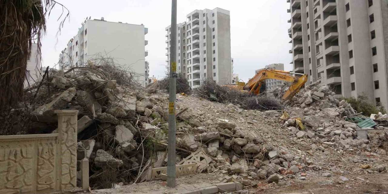 Mersin’de Depremde Ağır Hasar Alan Bina Yıkıldı