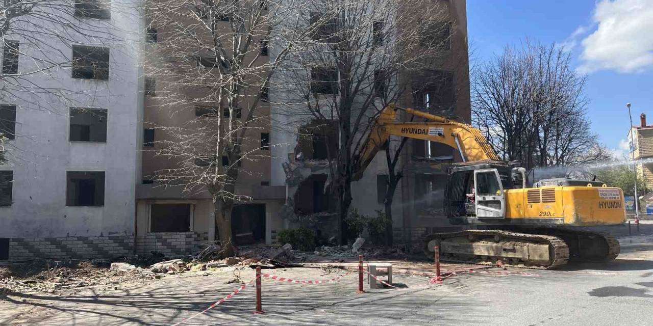 Büyükçekmece’de Kentsel Dönüşüm Çerçevesinde Riskli Yapıların Yıkımı Devam Ediyor