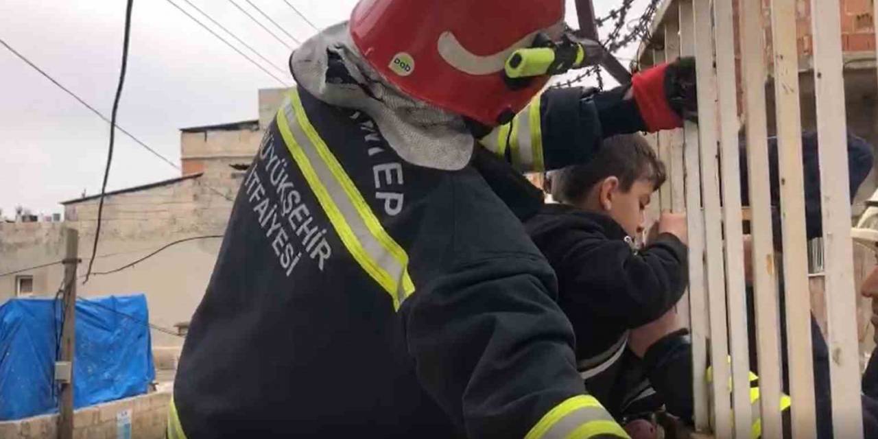 Korkuluk Demirine Sıkışan Çocuğu İtfaiye Kurtardı