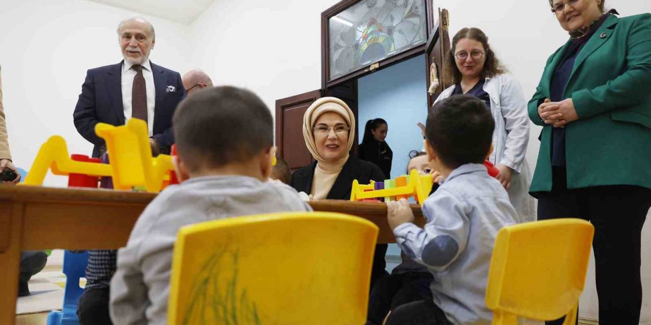 Cumhurbaşkanı Erdoğan’ın Eşi Emine Erdoğan, Darülaceze Sakinleriyle İftarda Buluştu