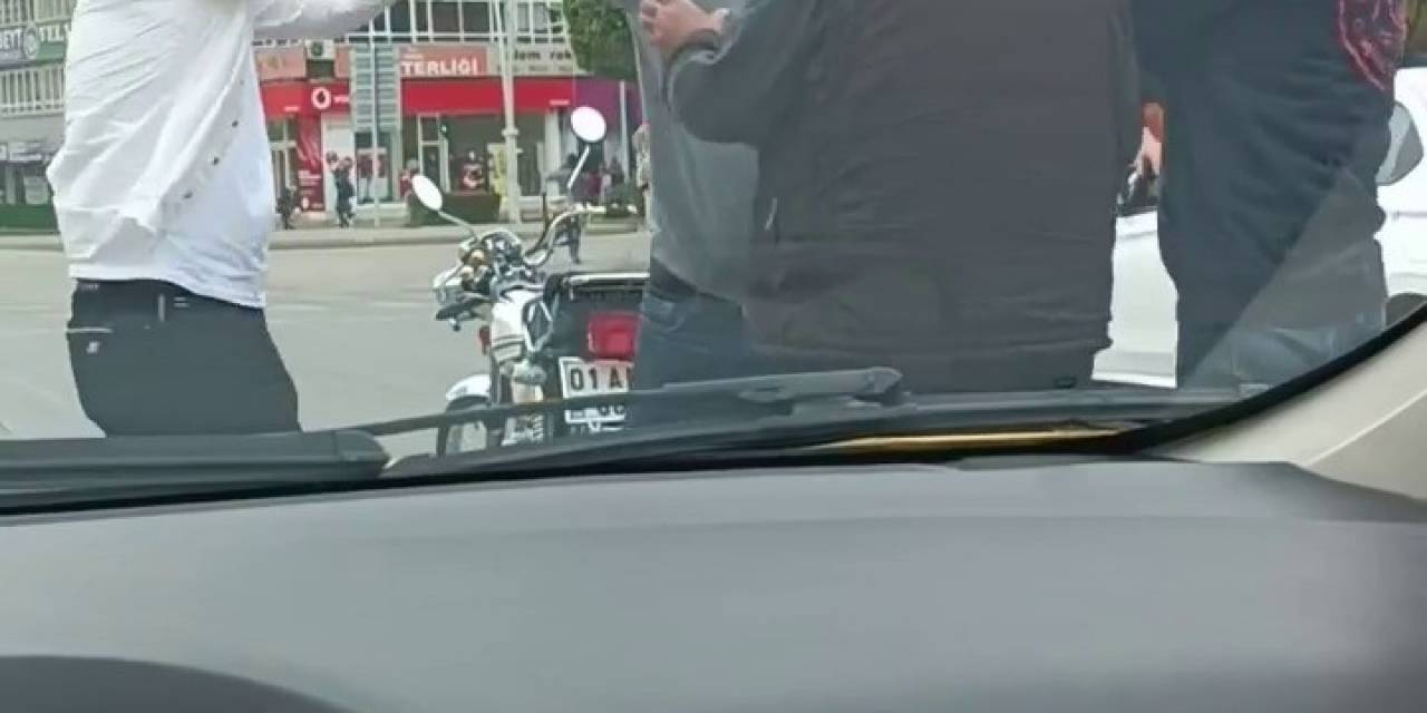 Trafikte Yol Verme Tartışmasında Bıçaklı Saldırı Cep Telefonu Kamerasında