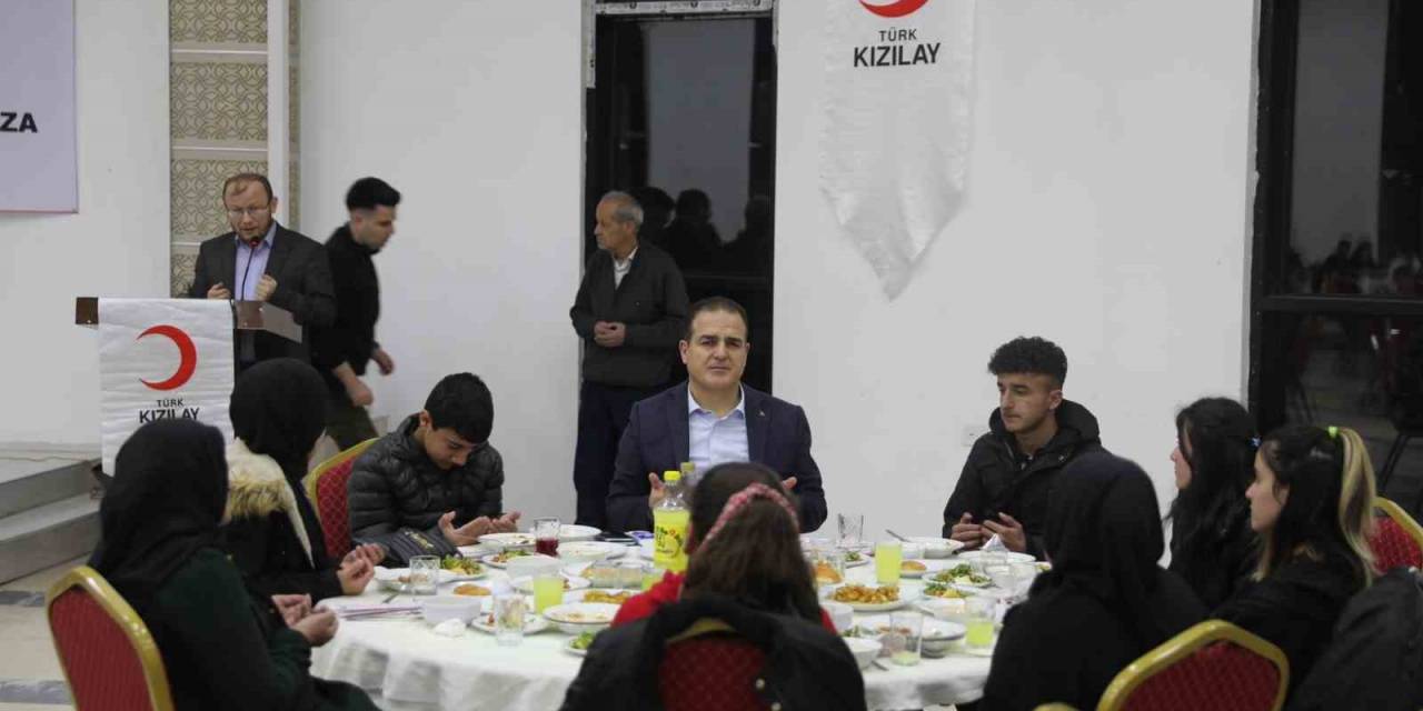 Vali Akbıyık, Yetimlerle İftarda Buluştu