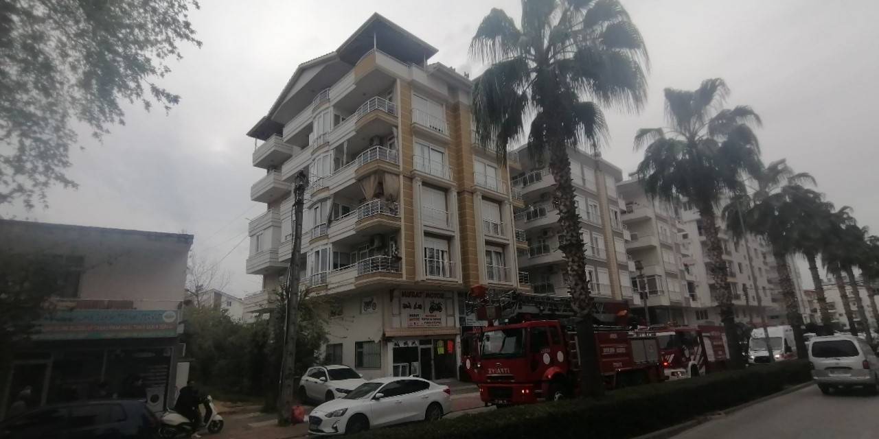Antalya’da 5 Katlı Binada Yangın Paniği