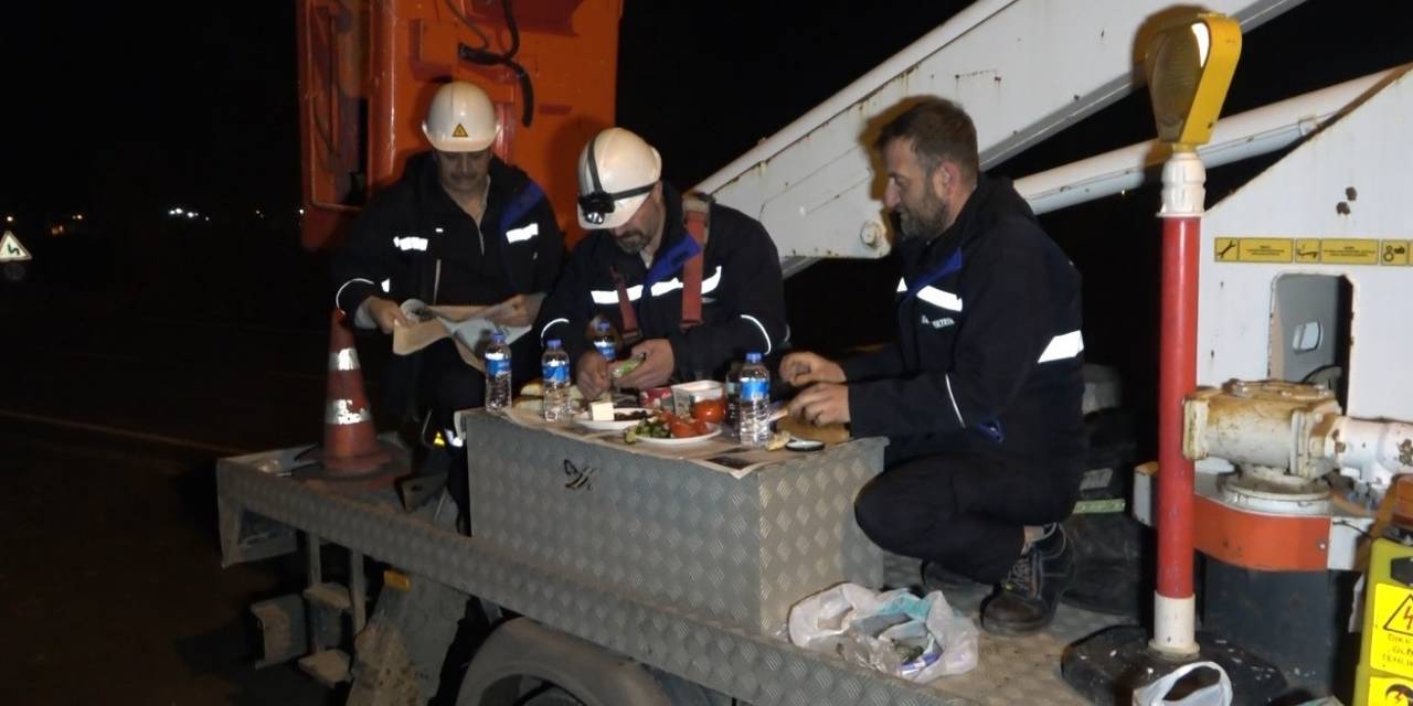 Evlerinden Uzak Kamyonet Kasasında Sahur Yaptılar