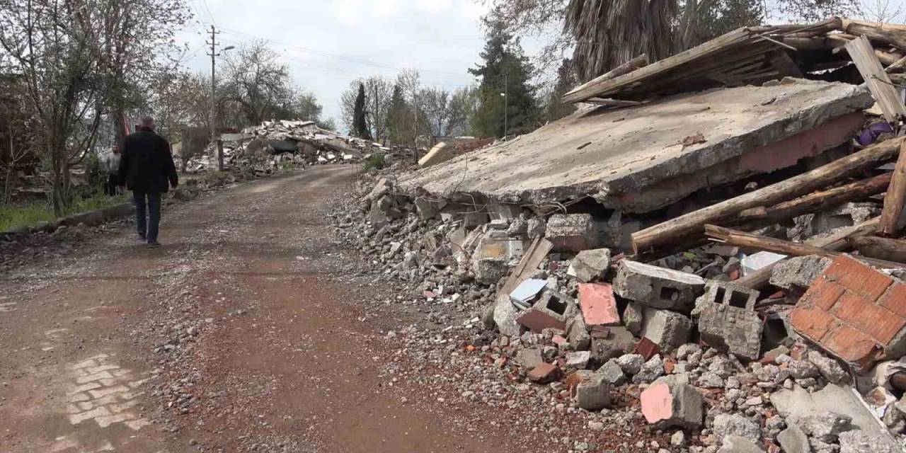 Deprem Mahalleyi Yıktı Geçti, 20 Evden Sadece 4’ü Ayakta Kaldı: 18 Kişi Can Verdi