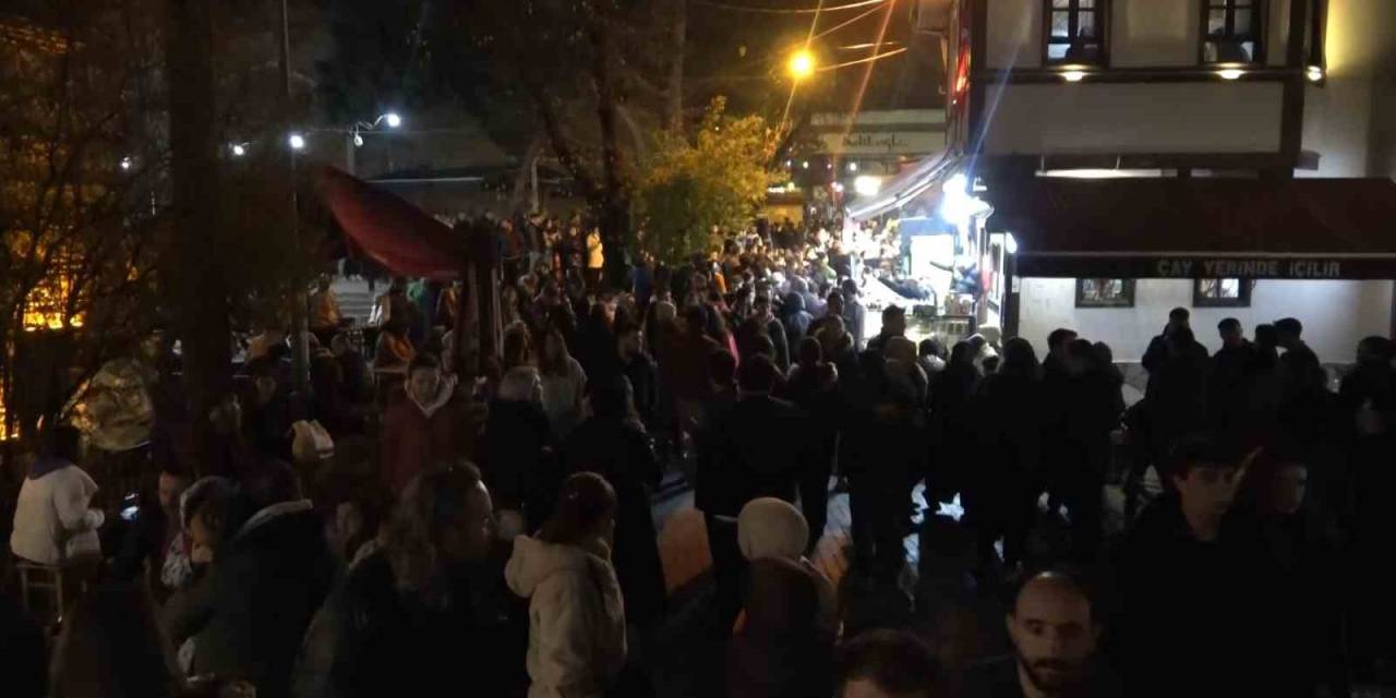 Tarihi Meydanda Simit Ve Tahinli Pide İzdihamı