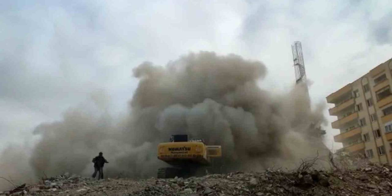 Gaziantep’te Riskli Binaların Kontrollü Yıkımı Sürüyor