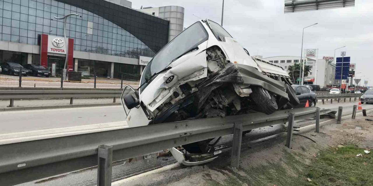 Kontrolden Çıkan Kamyonet Bariyerlere Çarparak Durabildi
