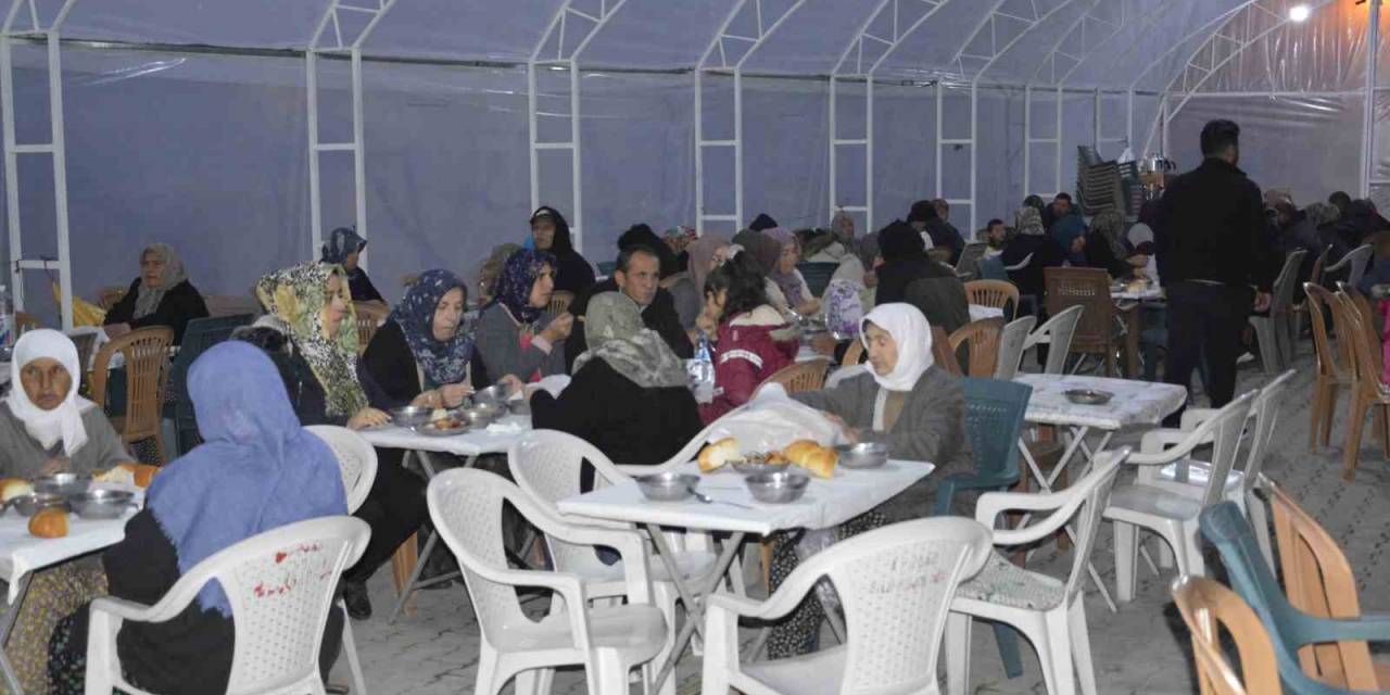 Köylünün İmece Usulü Gerçekleştirdiği İftar Yemeği Geleneği Devam Ediyor