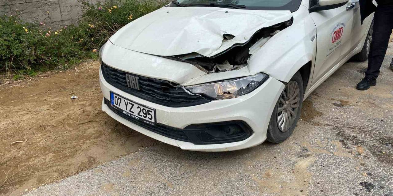 Devrilen İş Makinesinin Kepçesi Otomobilin Kaputunun Üzerine Düştü