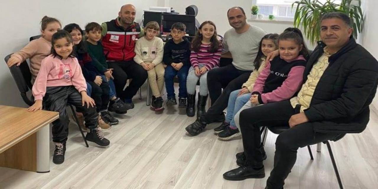 Arama Kurtarma Ekibi Depremzede Öğrencilerle Bir Araya Geldi