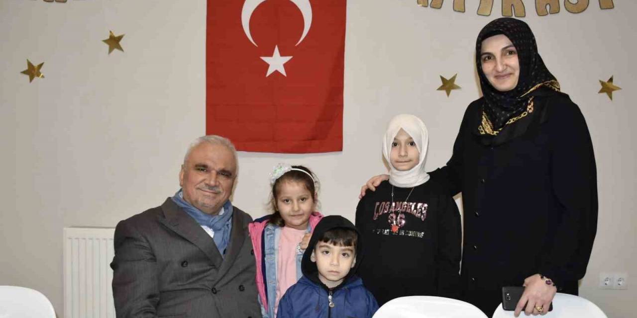 Depremzedeler İçin İftar Sofrası Kuruldu