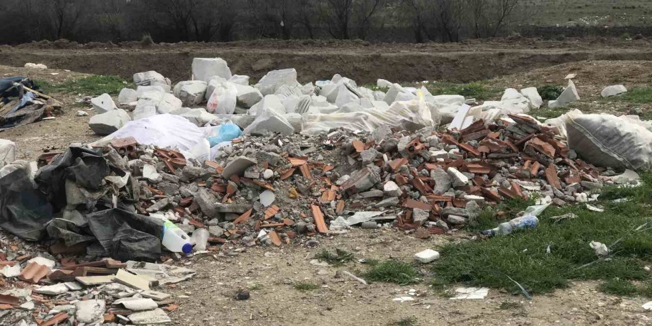 Yol Kenarına Bırakılan Molozlar Çevre Kirliğine Sebep Oldu