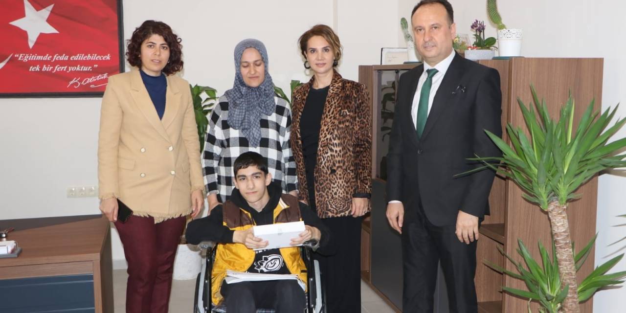 Engelli Depremzede Arda’ya Tableti Başkan Tutuk’tan