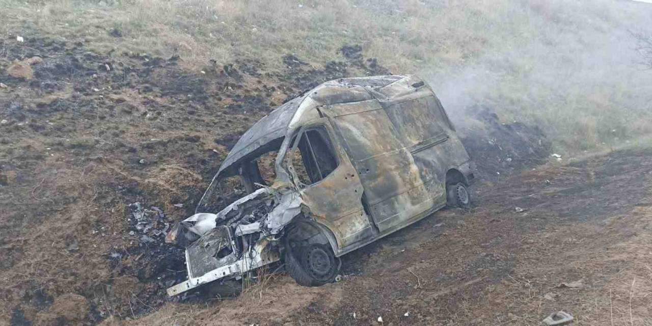 Kaza Yapan Ambulans Küle Döndü: 5 Yaralı