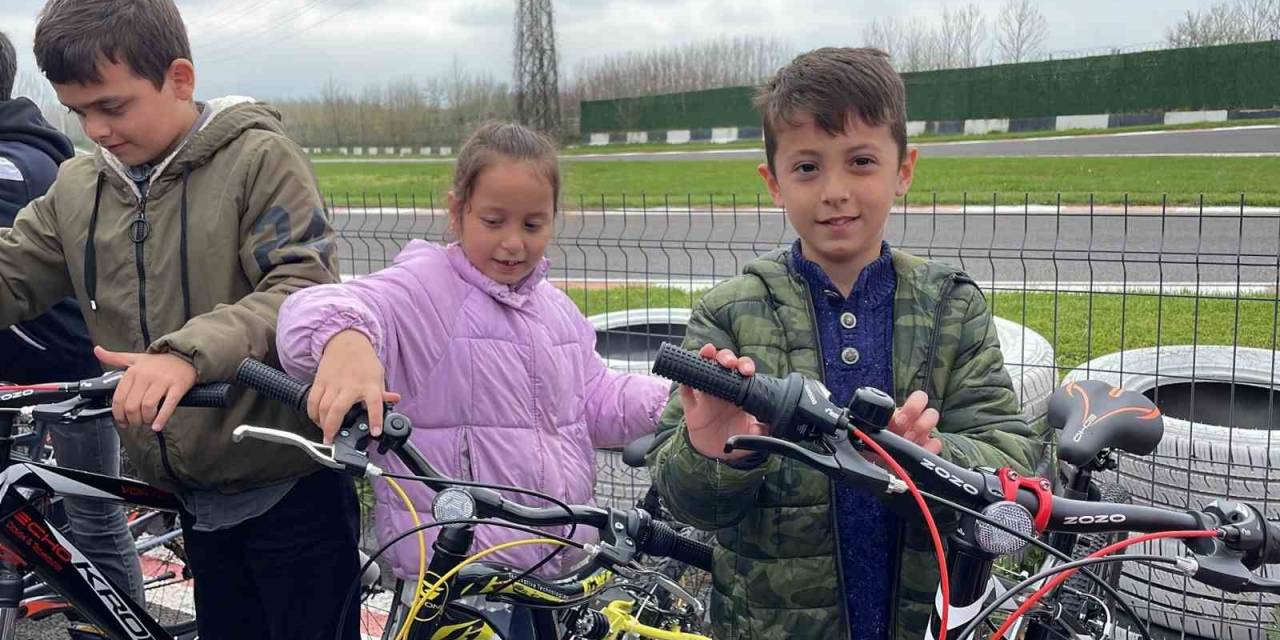 Sofuoğlu’ndan Minik Depremzedelere Bisiklet Hediyesi