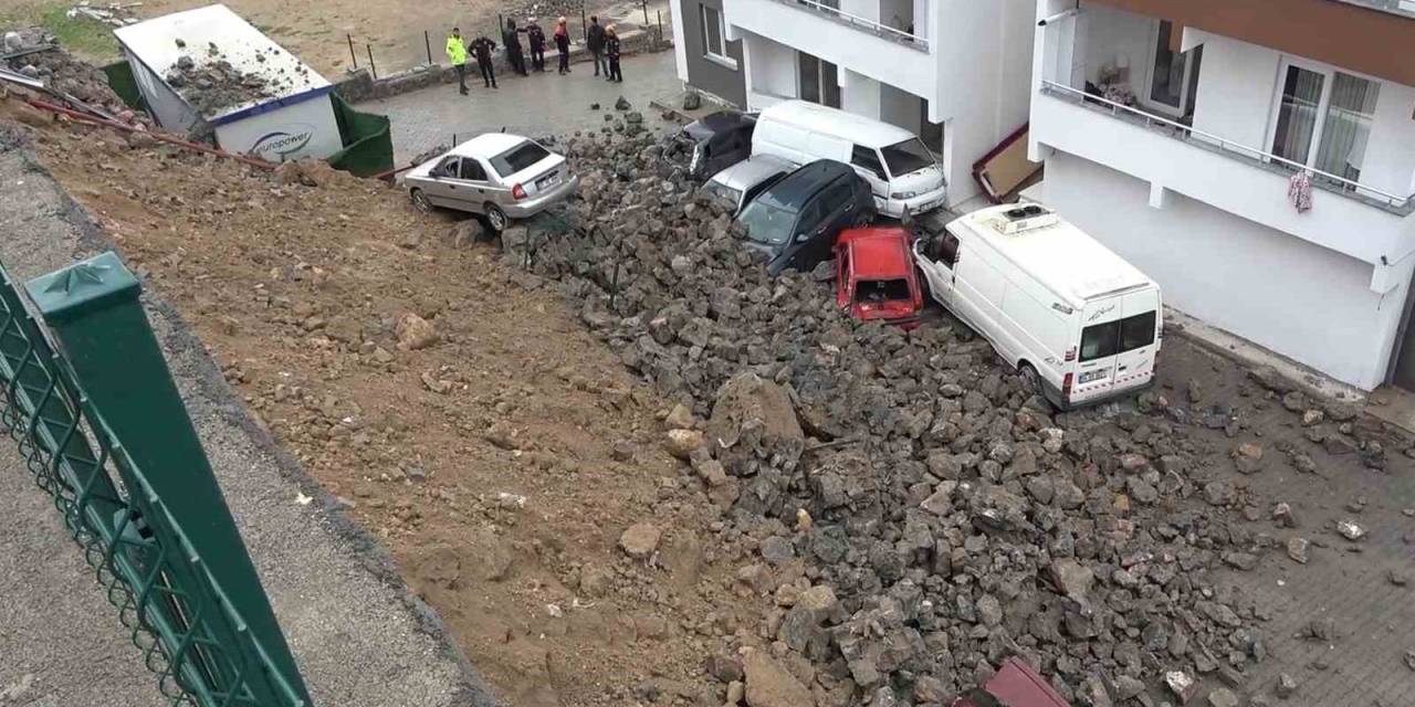 Depremden Etkilenmeyen İstinat Duvarı Yağmurda Çöktü, Araçlar Hurdaya Döndü