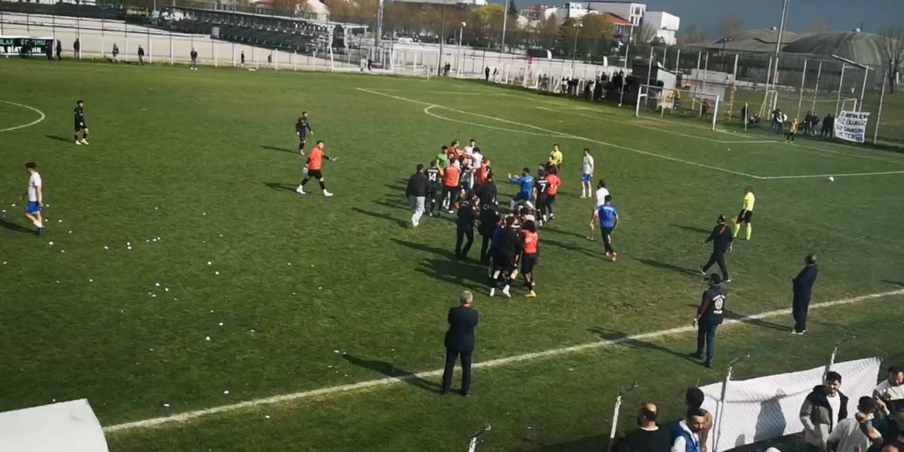 Bolu’da Amatör Küme Maçında Ortalık Karıştı, Önce Saha Sonra Tribünler Birbirine Girdi