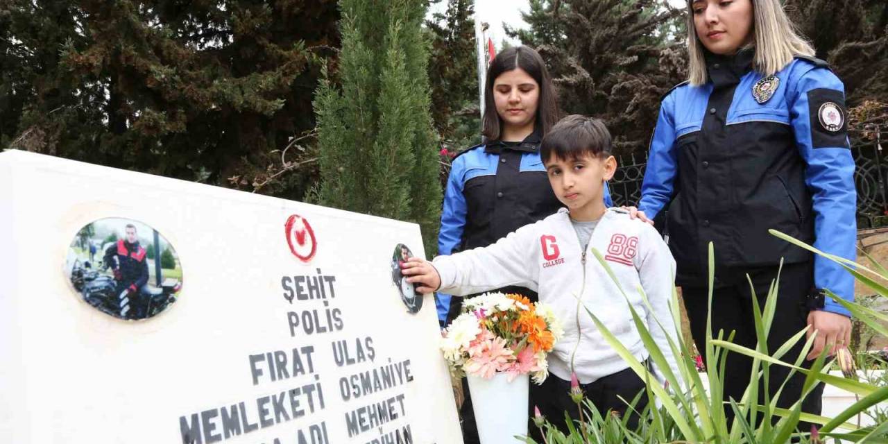 Şehit Babasının Mezarında Dua Etti, Mezar Taşındaki Fotoğrafını Okşadı