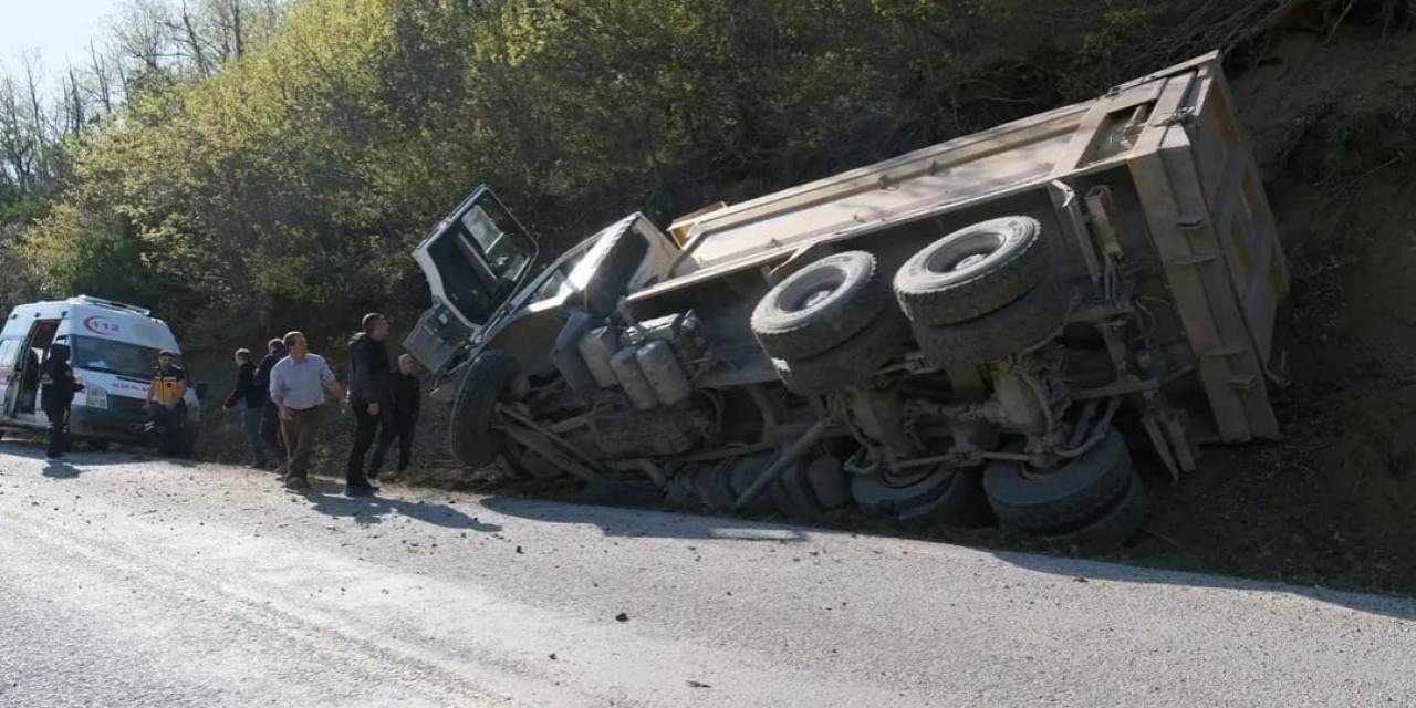 Yoldan Hafriyat Kamyonu Yan Yattı: 1 Yaralı