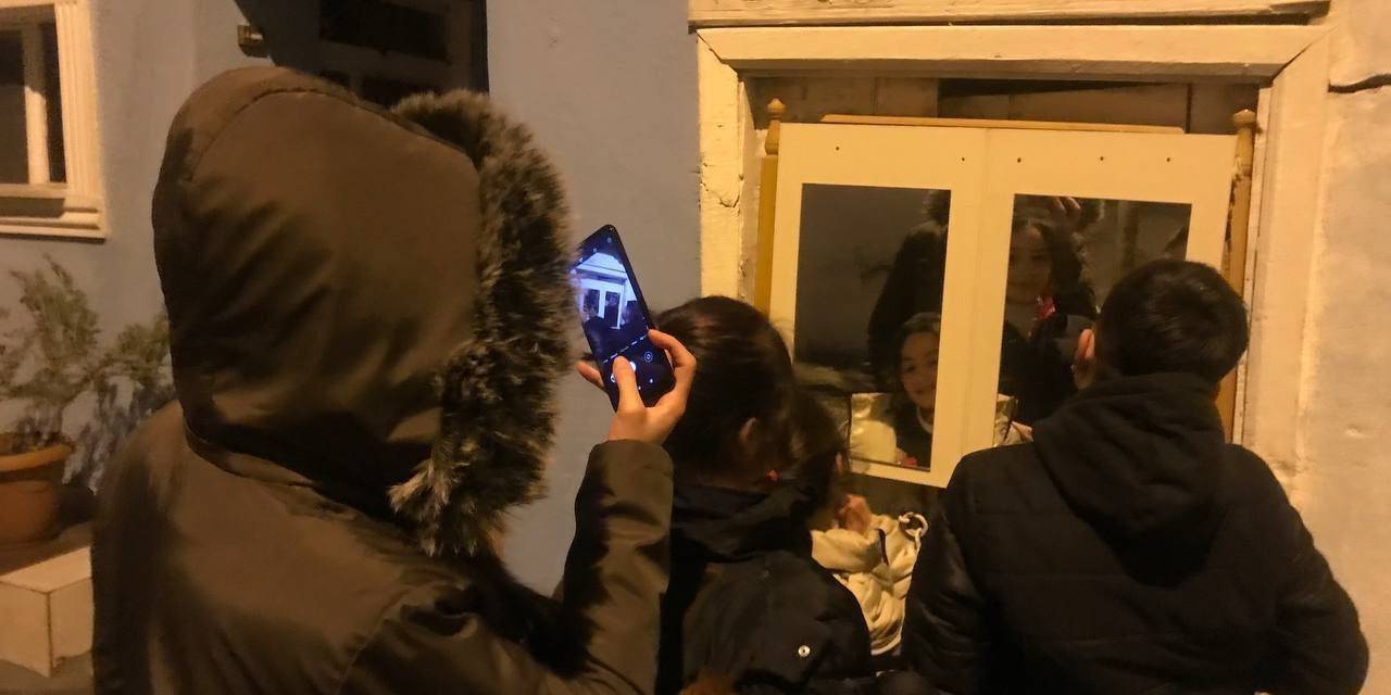 Mahalle Arasındaki Bir Garip Aynayı Görenler Hem Şaşırıyor Hem De Bakmadan Geçemiyorlar