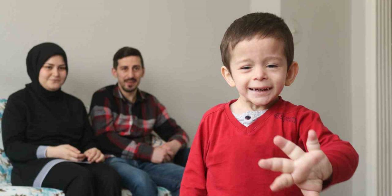 4 Yaşındaki Çocuğun El Ve Ayakları Olması Gerekenden 4 Kat Daha Büyük