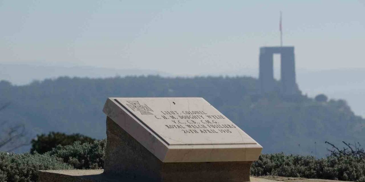 ‘türk Dostu’ İngiliz Subay Mezarı Şehitler Abidesi’ni Selamlıyor