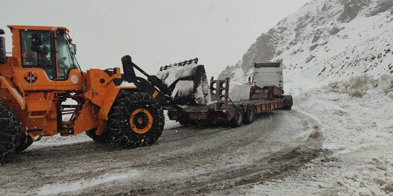 Kar Yağdı, Sürücüler Yolda Kaldı