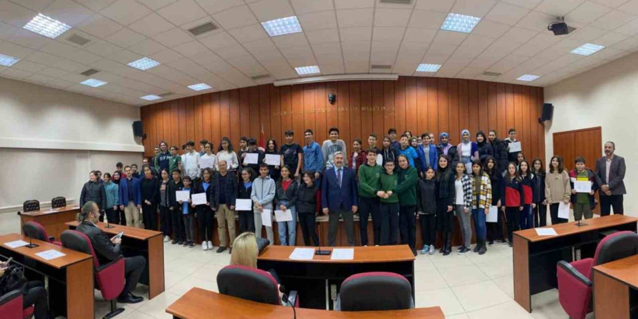 Bilgi Yarışması’nda Dereceye Giren Öğrenciler Ödüllendirildi