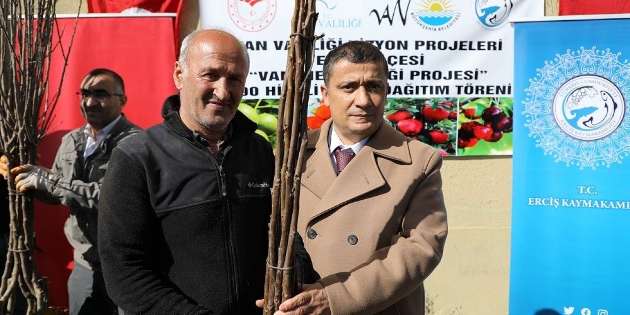 Erciş’te Yetiştiricilere 25 Bin Meyve Fidanı Dağıtıldı