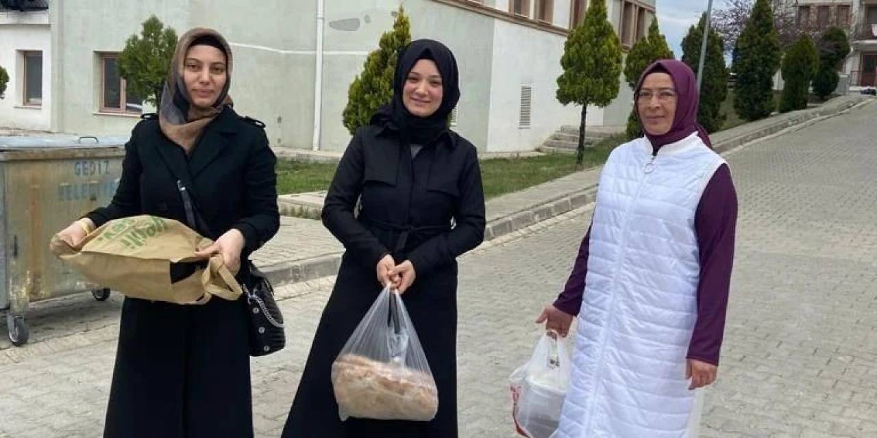 Gediz’de Ak Partili Kadınlar Pişirdikleri Yemeklerle Vatandaşın Sofrasına Konuk Oluyor