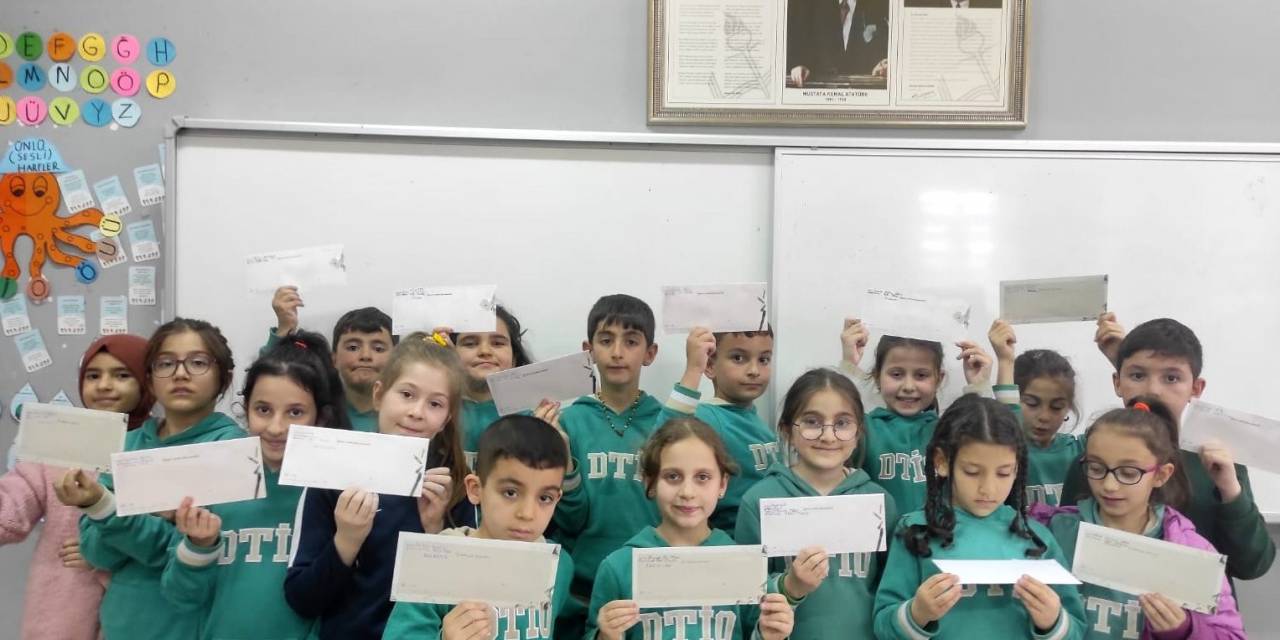 Öğrencilerden Deprem Bölgesinde Görev Yapan Polislere Moral Mektubu